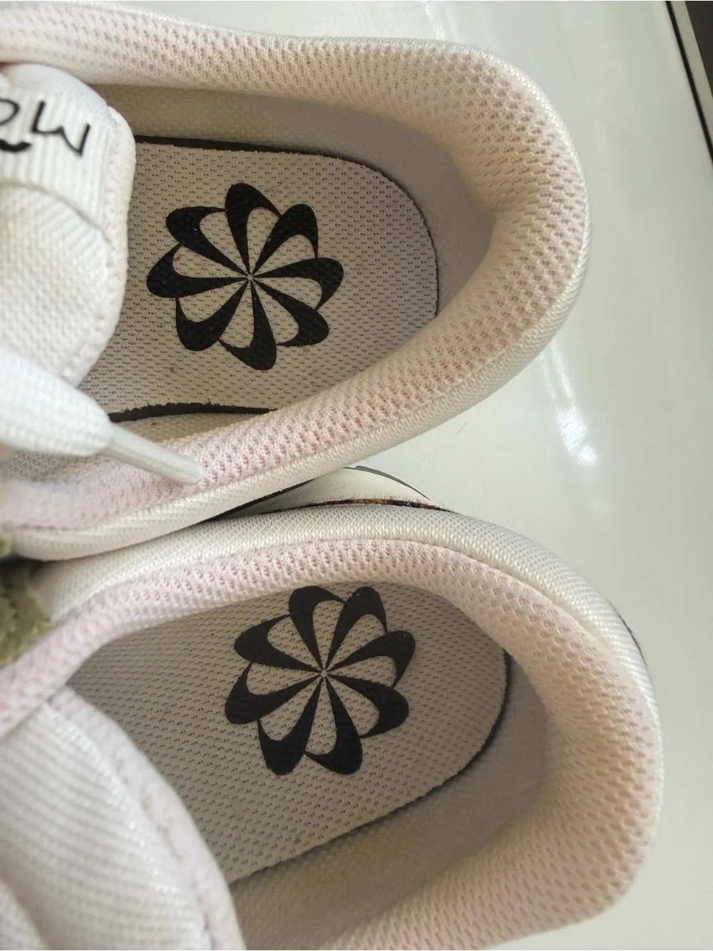 Nike women motif gs shoes size 7 women, 5.5 youth
